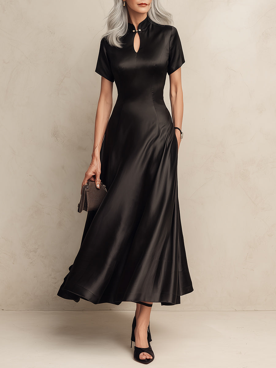 Robe longue classique en satin noir à encolure découpée