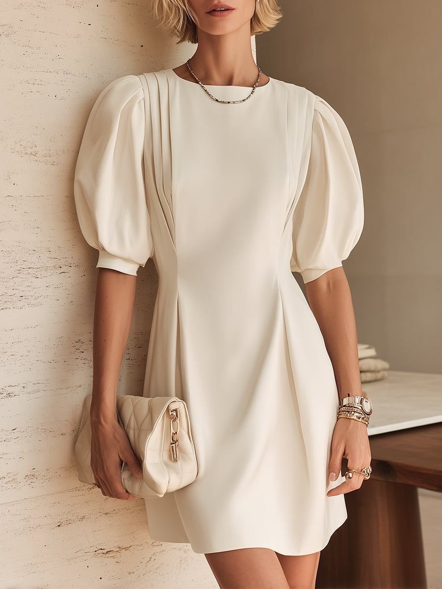 Mini-robe élégante à manches bouffantes et taille marquée
